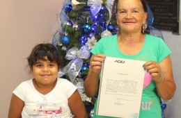 Ganhadores comemoram prêmios  da campanha de Natal da Aciu