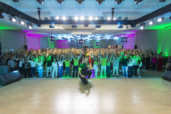 Caio Carneiro esbanja energia e bom humor em mais um evento memorável