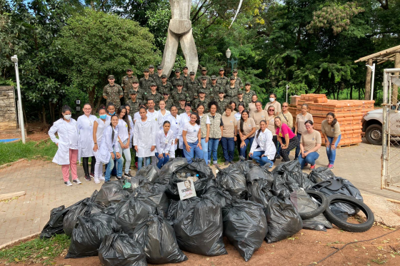 Mutirão de limpeza recolhe dezenas de sacos de lixo do Bosque dos Xetá