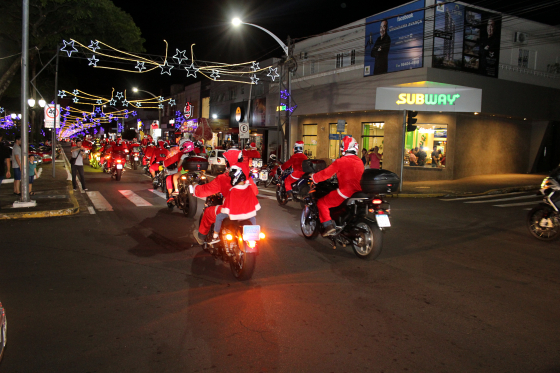 Noéis motociclistas roubam a cena na noite iluminada de Umuarama
