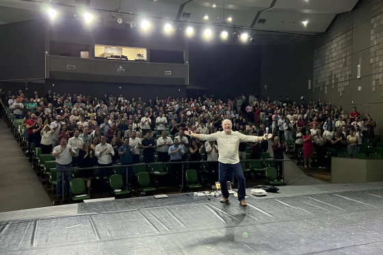 Palestra lota Centro Cultural e arrecada 350 kg de ração para a Saau