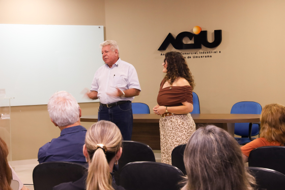 Prefeito de Umuarama apresenta projeto de decoração natalina na Aciu