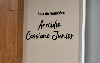 Aciu homenageia Regina Célia Rodrigues Lima e Arecídio Cassiano Junior com espaços nomeados na sede da entidade