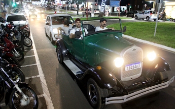 Desfile de Carros Antigos