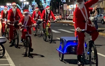 Desfile de Papais Noéis Ciclistas