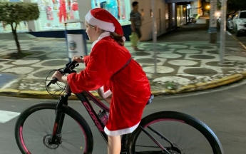 Desfile de Papais Noéis Ciclistas