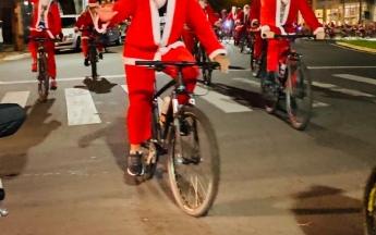 Desfile de Papais Noéis Ciclistas