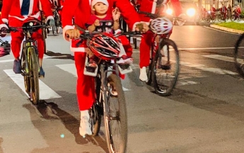 Desfile de Papais Noéis Ciclistas