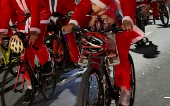 Desfile de Papais Noéis Ciclistas