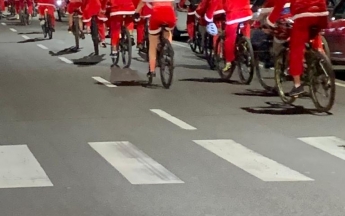 Desfile de Papais Noéis Ciclistas