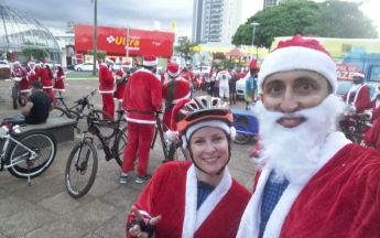 Desfile de Papais Noéis Ciclistas