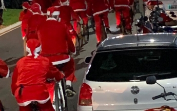 Desfile de Papais Noéis Ciclistas