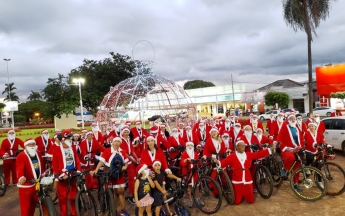 Desfile de Papais Noéis Ciclistas