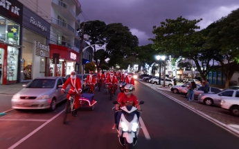 Desfile de Papais Noéis Ciclistas