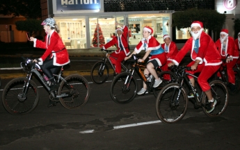 Desfile de Papais Noéis Ciclistas