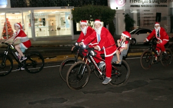 Desfile de Papais Noéis Ciclistas