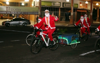 Desfile de Papais Noéis Ciclistas