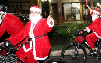 Desfile de Papais Noéis Ciclistas