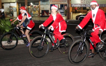 Desfile de Papais Noéis Ciclistas