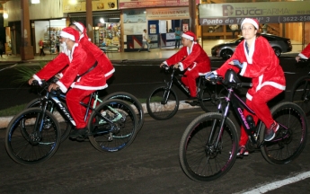 Desfile de Papais Noéis Ciclistas