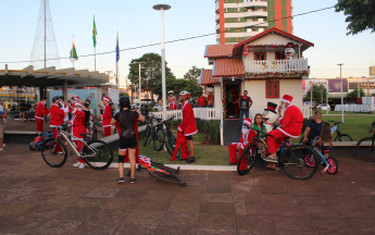 Desfile de Papais-Noéis Ciclistas