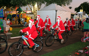 Desfile de Papais-Noéis Ciclistas