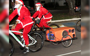 Desfile de Papais-Noéis Ciclistas