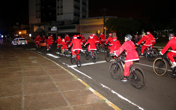 Desfile de Papais-Noéis Ciclistas