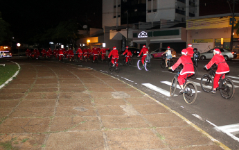 Desfile de Papais-Noéis Ciclistas