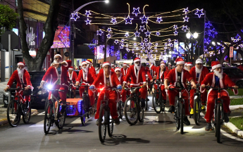 Desfile de Papais-Noéis Ciclistas