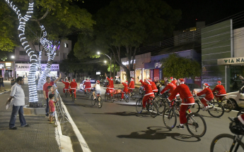 Desfile de Papais-Noéis Ciclistas