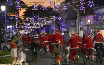 Desfile de Papais-Noéis Ciclistas