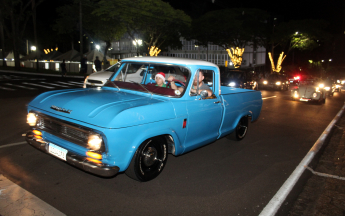 Natal de Luz - Desfile de Carros Antigos com Papais Notéis Motoristas