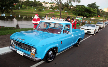 Natal de Luz - Desfile de Carros Antigos com Papais Notéis Motoristas