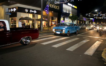 Natal de Luz - Desfile de Carros Antigos com Papais Notéis Motoristas