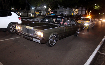 Natal de Luz - Desfile de Carros Antigos com Papais Notéis Motoristas