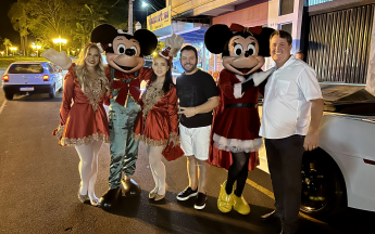 Natal de Luz - Desfile de Carros Antigos com Papais Notéis Motoristas