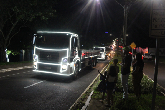 Caminhões de indústrias se destacam em desfile de Natal