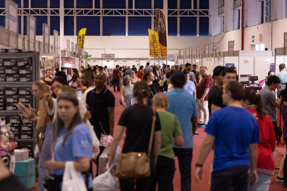 Consumidores aproveitam segundo  dia do Mega Outlet Umuarama