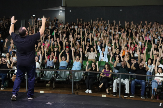 Palestra Show de Atendimento e Vendas lota Centro Cultural de Umuarama